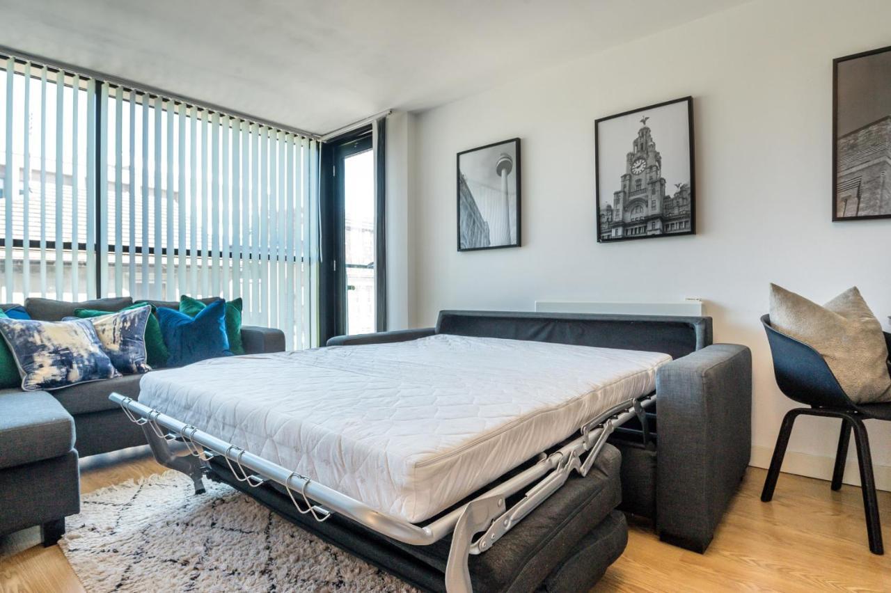 Host & - Balcony Apartment